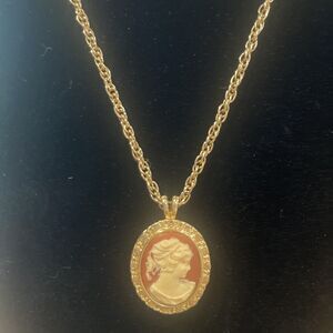 Vintage CAMEO Avon Lady Long NECKLACE 24 Inch Chain Goldtone Rust Spots In Chain